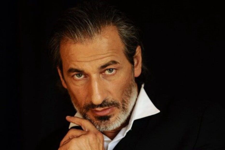 Homem mais flexível do mundo condenado por pedofilia