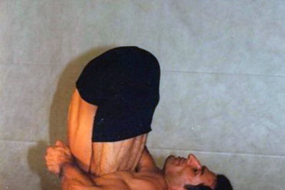 Homem mais flexível do mundo condenado por pedofilia