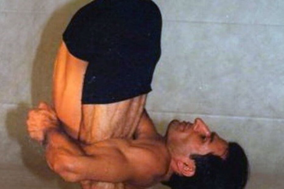 Homem mais flexível do mundo condenado por pedofilia