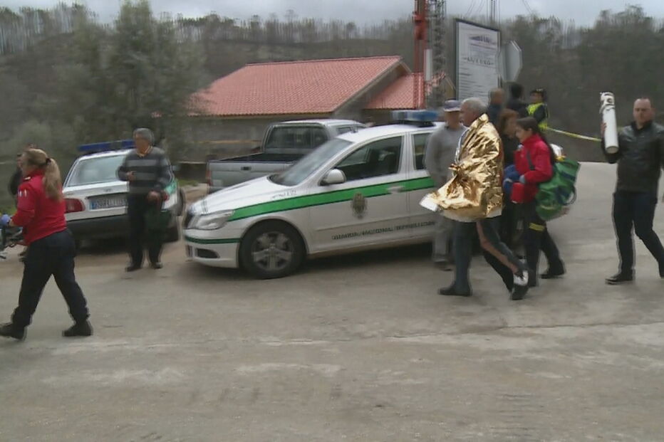 Um morto e 16 feridos em acidente com explosivos em Penacova. Explosão ocorreu durante procissão