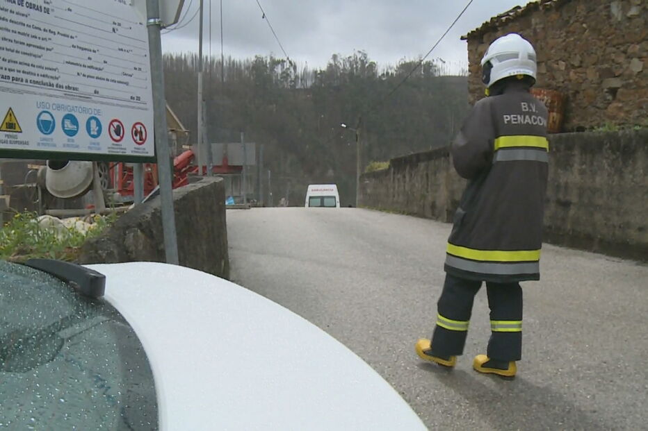  Um morto e 30 feridos em acidente com explosivos em Penacova. Explosão ocorreu durante procissão
