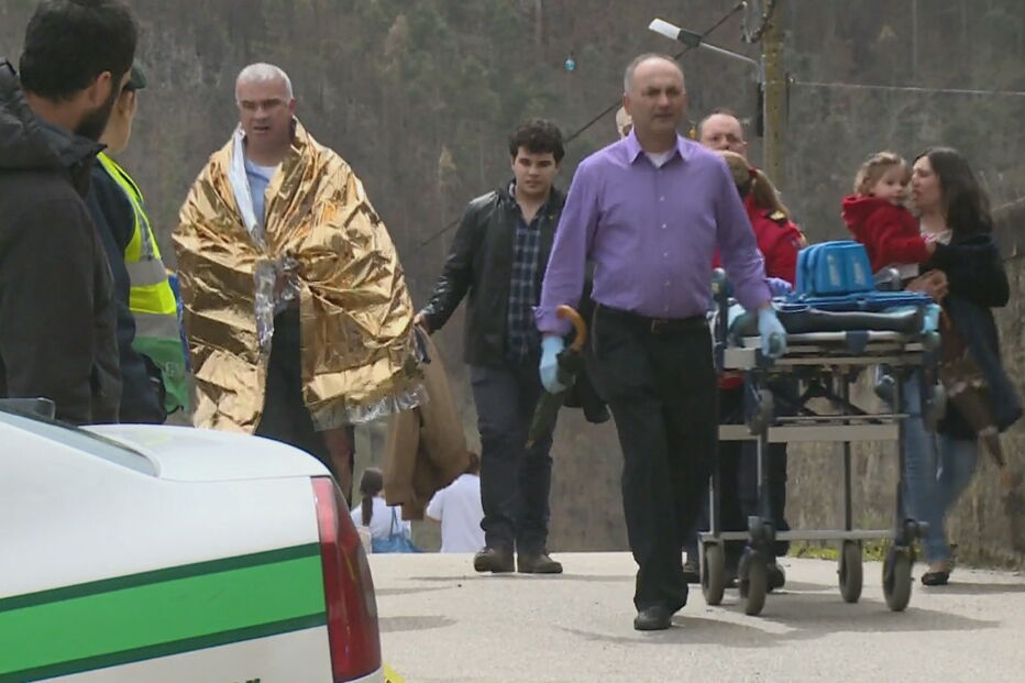  Um morto e 16 feridos em acidente com explosivos em Penacova. Explosão ocorreu durante procissão