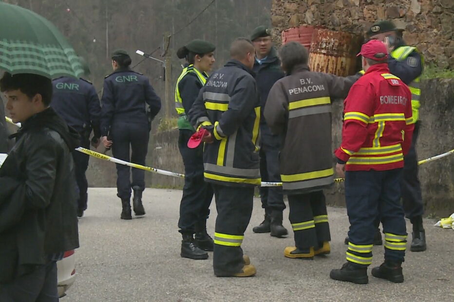  Um morto e 30 feridos em acidente com explosivos em Penacova. Explosão ocorreu durante procissão