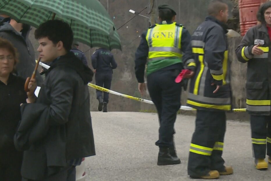  Um morto e 30 feridos em acidente com explosivos em Penacova. Explosão ocorreu durante procissão