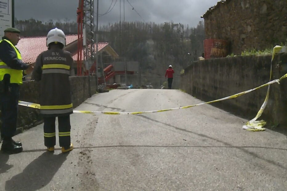  Um morto e 30 feridos em acidente com explosivos em Penacova. Explosão ocorreu durante procissão
