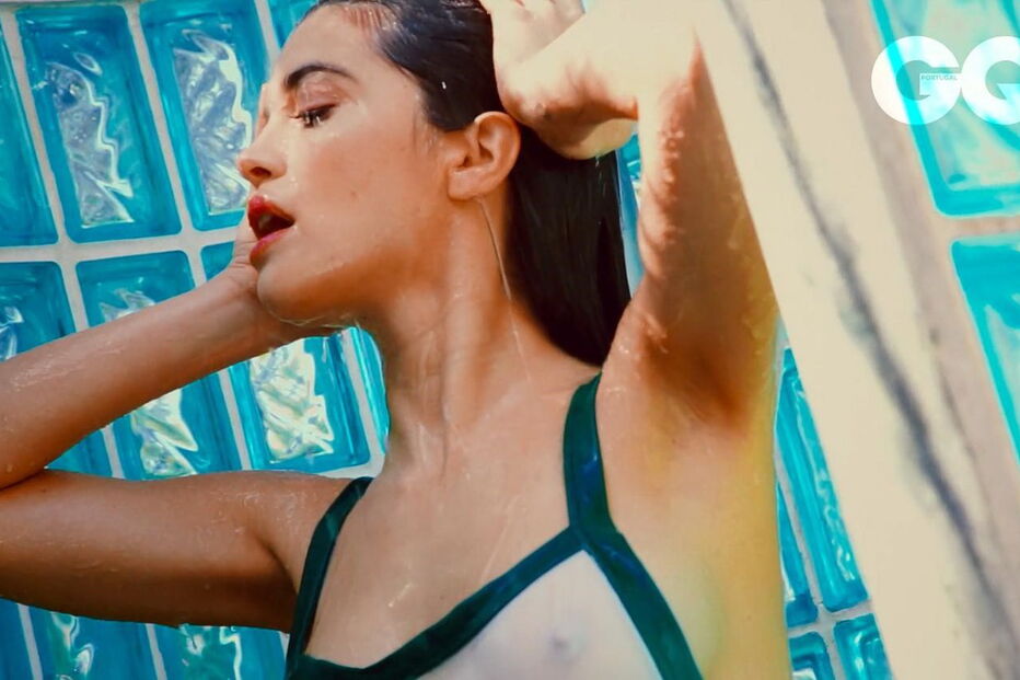 Joana Ribeiro, de 28 anos, mostra as suas curvas numa produção cheia de sensualidade e elegância