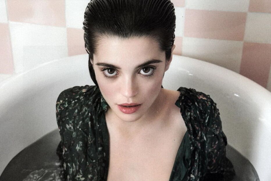 Joana Ribeiro, de 28 anos, mostra as suas curvas numa produção cheia de sensualidade e elegância