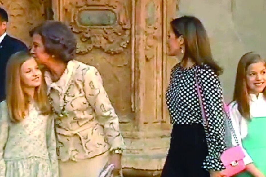 À saída da igreja, a rainha Sofia aproximou-se da neta Leonor e deu-lhe um beijo na testa. Minutos depois, Letizia limpa