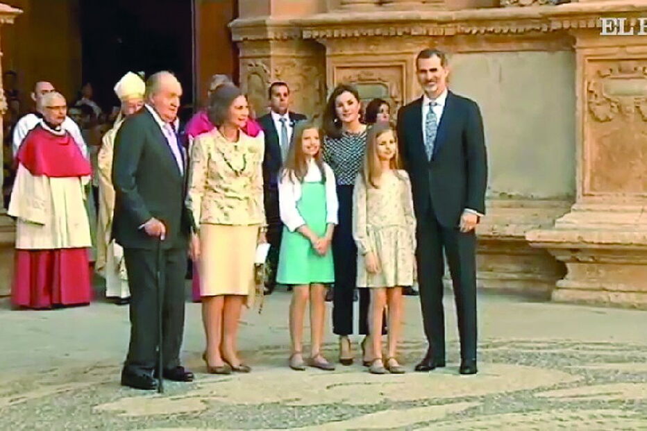 Antes da foto da família real ser tirada, Sofia encontrava-se perto da avó, mas Letizia puxou-a para junto de si
