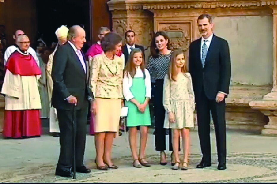 Antes da foto da família real ser tirada, Sofia encontrava-se perto da avó, mas Letizia puxou-a para junto de si