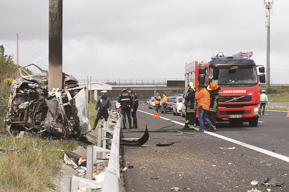 Carro onde seguia o casal incendiou-se em volta do pórtico da autoestrada no qual estava um placard a indicar a saída para o Cartaxo  