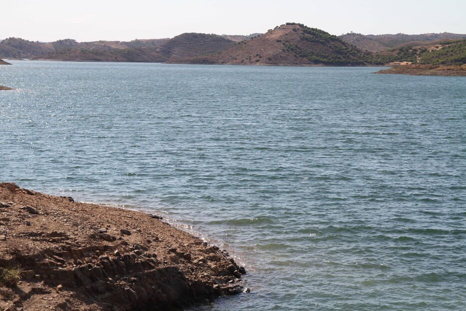 Oposição propôs criação da praia a jusante da barragem de Odeleite, local que autarca considera impraticável