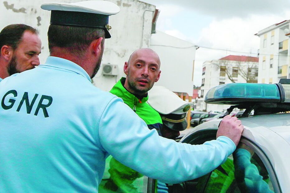 Homicida, à saída do tribunal