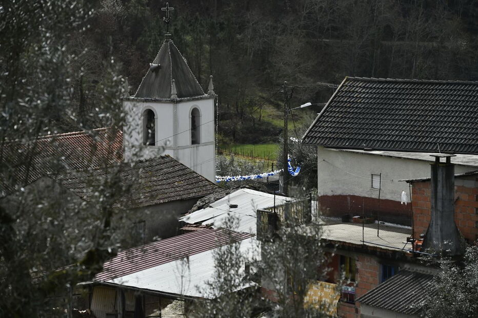 Explosão de foguetes mata e faz 30 feridos