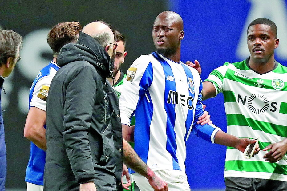 Danilo sofreu uma lesão muscular diante do Sporting, na Taça da Liga. Recuperou e agora voltou a lesionar-se  