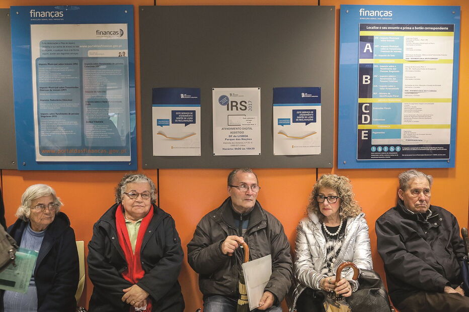 Centenas de contribuintes estão a ter dificuldades em submeter a declaração de IRS nas repartições