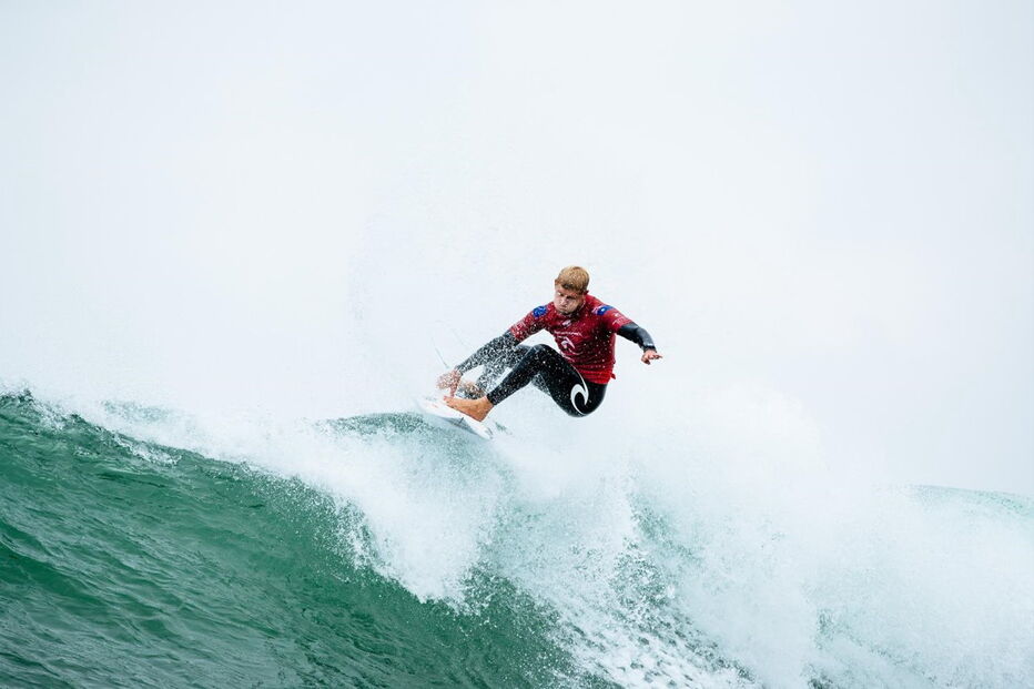 Mick Fanning a surfar