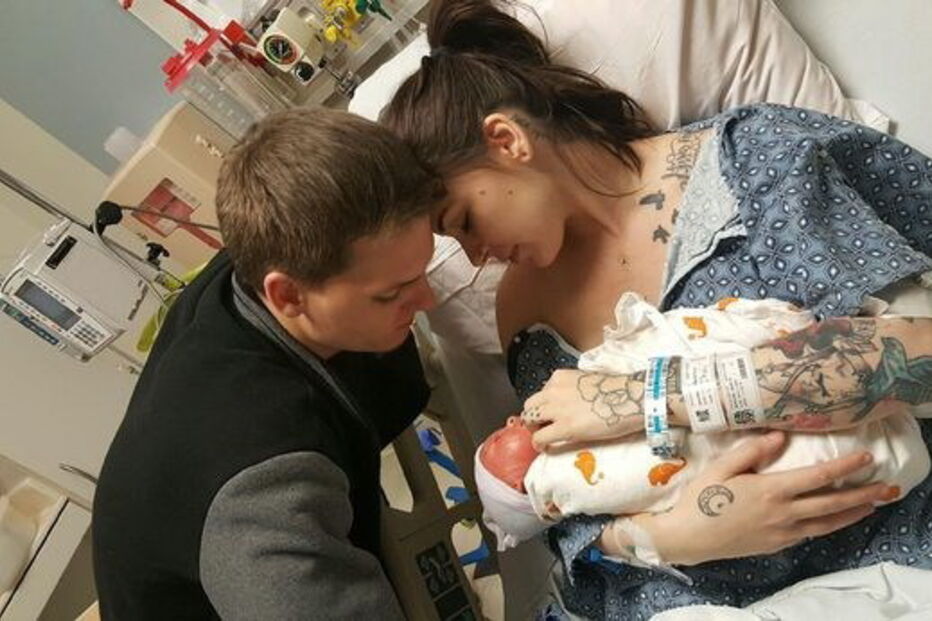 Bebé com condição rara que deixa pele em escamas curado com óleo de canábis