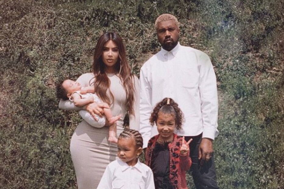 Kim Kardashian e Kanye West publicam foto de família