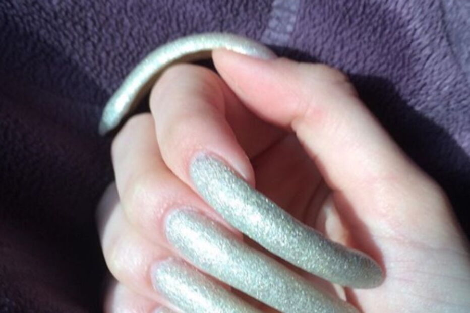 Estudante exibe unhas de 15 centímetros nas redes sociais