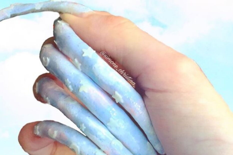 Estudante exibe unhas de 15 centímetros nas redes sociais