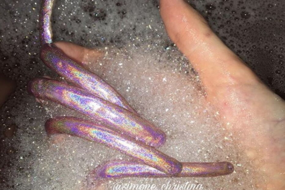 Estudante exibe unhas de 15 centímetros nas redes sociais