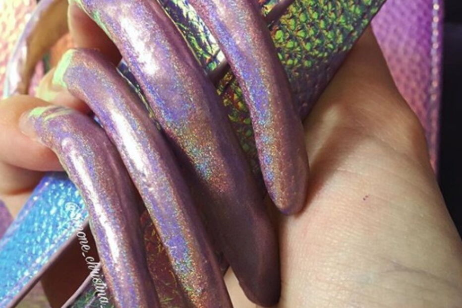 Estudante exibe unhas de 15 centímetros nas redes sociais