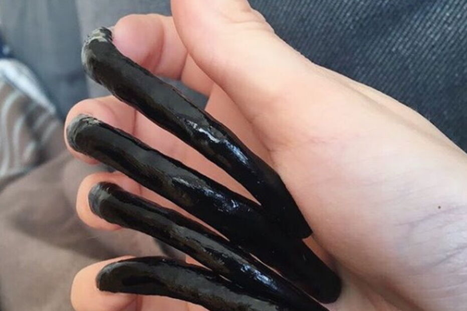 Estudante exibe unhas de 15 centímetros nas redes sociais