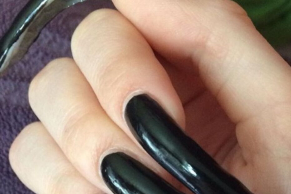 Estudante exibe unhas de 15 centímetros nas redes sociais