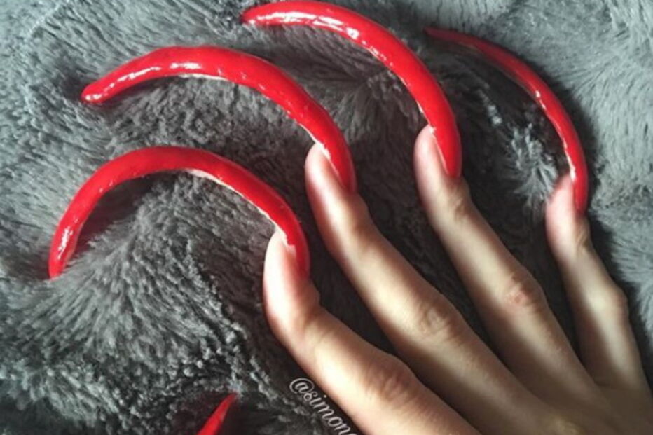 Estudante exibe unhas de 15 centímetros nas redes sociais