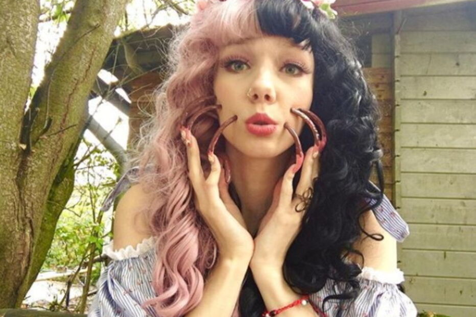 Estudante exibe unhas de 15 centímetros nas redes sociais