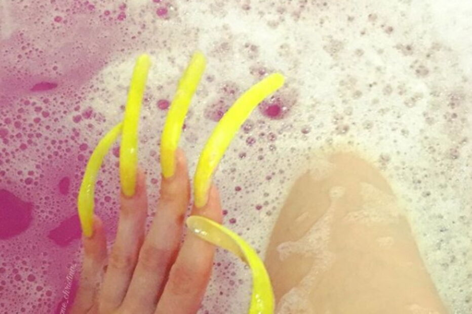 Estudante exibe unhas de 15 centímetros nas redes sociais