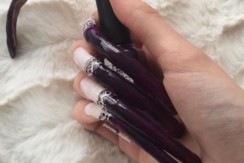 Estudante exibe unhas de 15 centímetros nas redes sociais