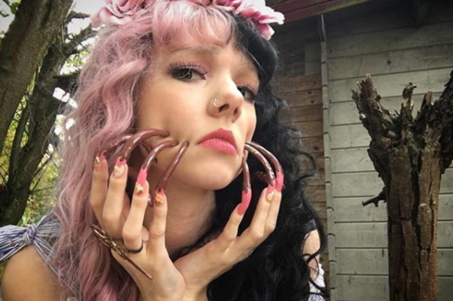 Estudante exibe unhas de 15 centímetros nas redes sociais