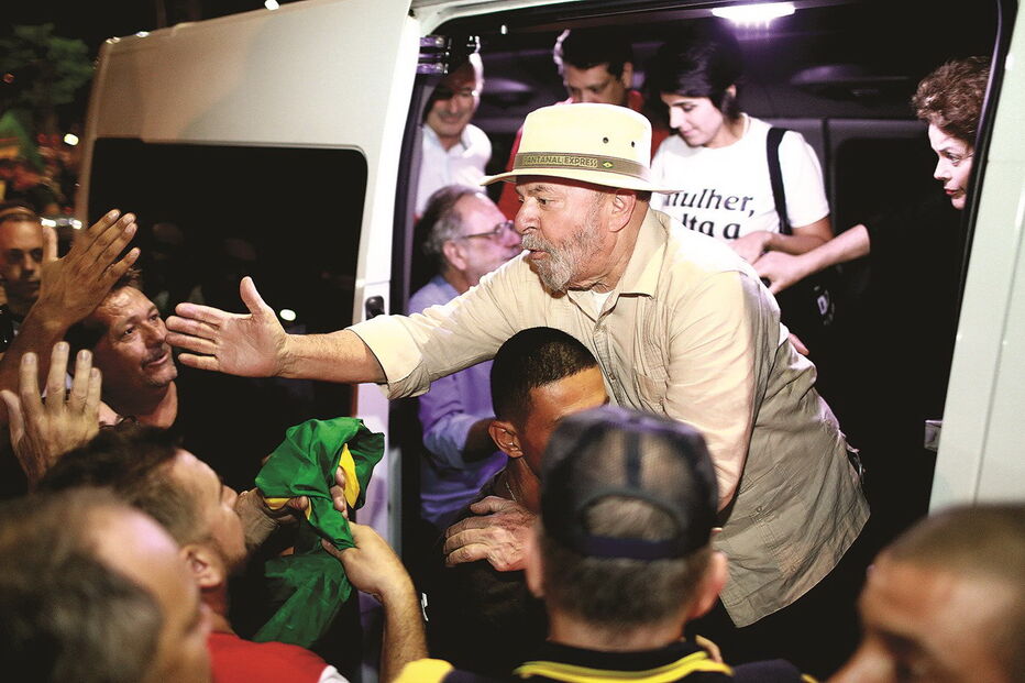 Lula pensava ainda poder protelar um pouco mais o momento de se entregar às autoridades para começar a cumprir uma pena de cadeia de 12 anos 