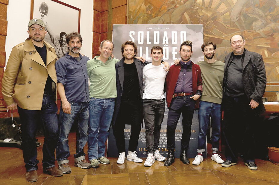 Os atores principais do filme com os realizadores Gonçalo Galvão Teles (é o 3º) e Jorge Paixão da Costa (último)