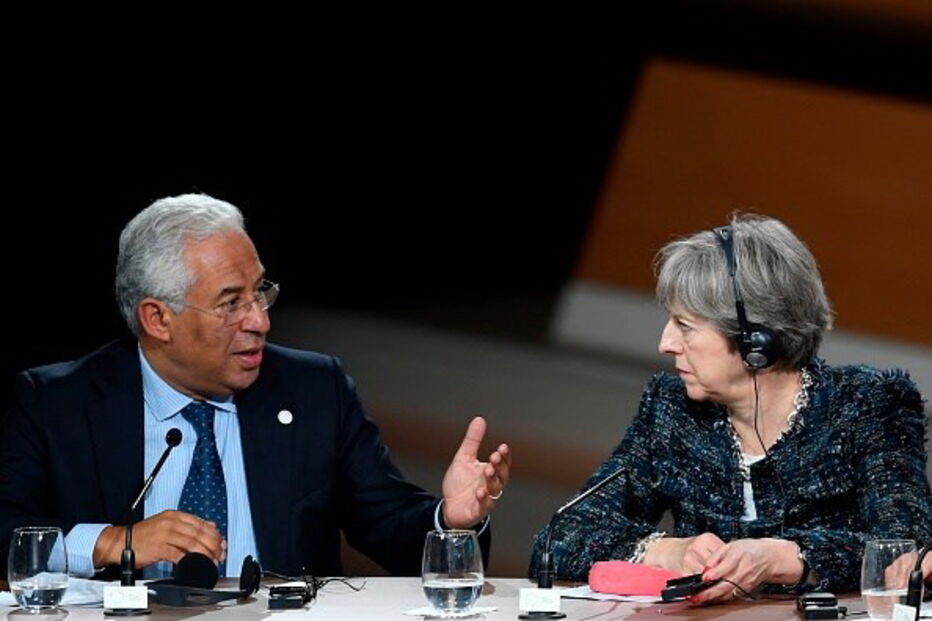 Costa com Theresa May numa cimeira em Paris