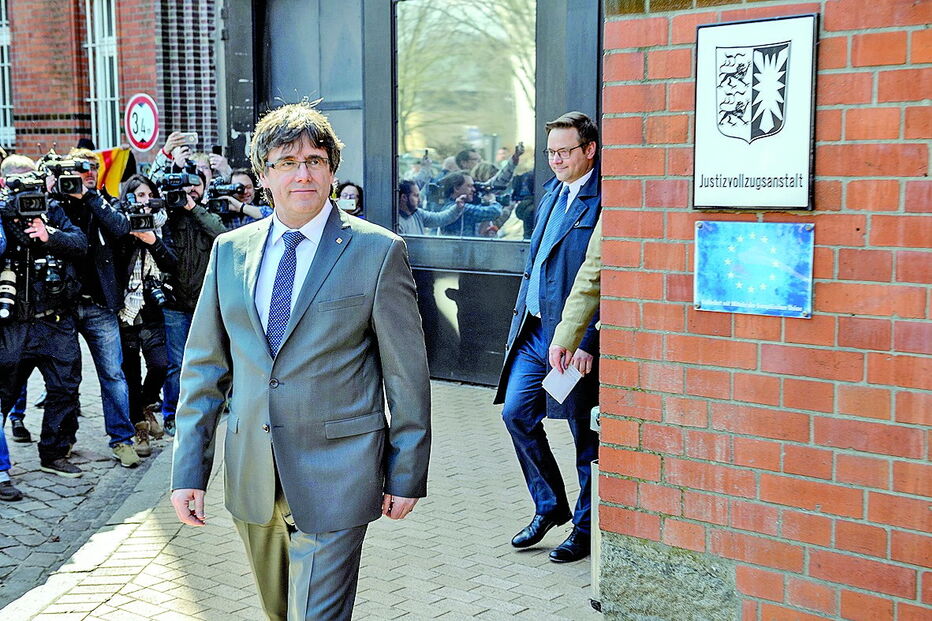 Puigdemont falou aos jornalistas à saída da prisão de Neumünster, onde estava detido desde o dia 25 de março