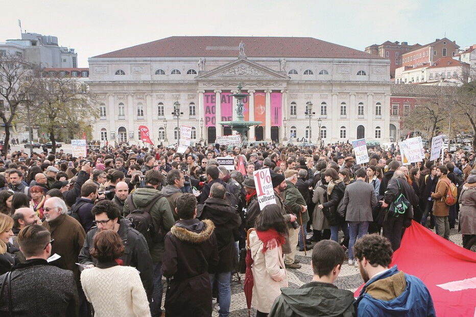 O Rossio, em Lisboa, juntou milhares de pessoas a pedir mais apoio para as arte