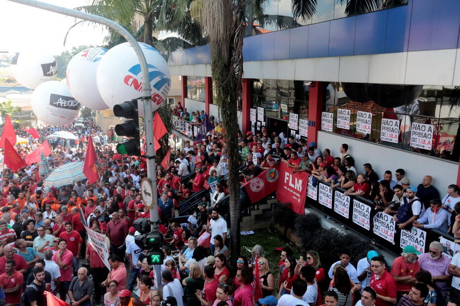 Lula da Silva contou com milhares de apoiantes antes de se entregar