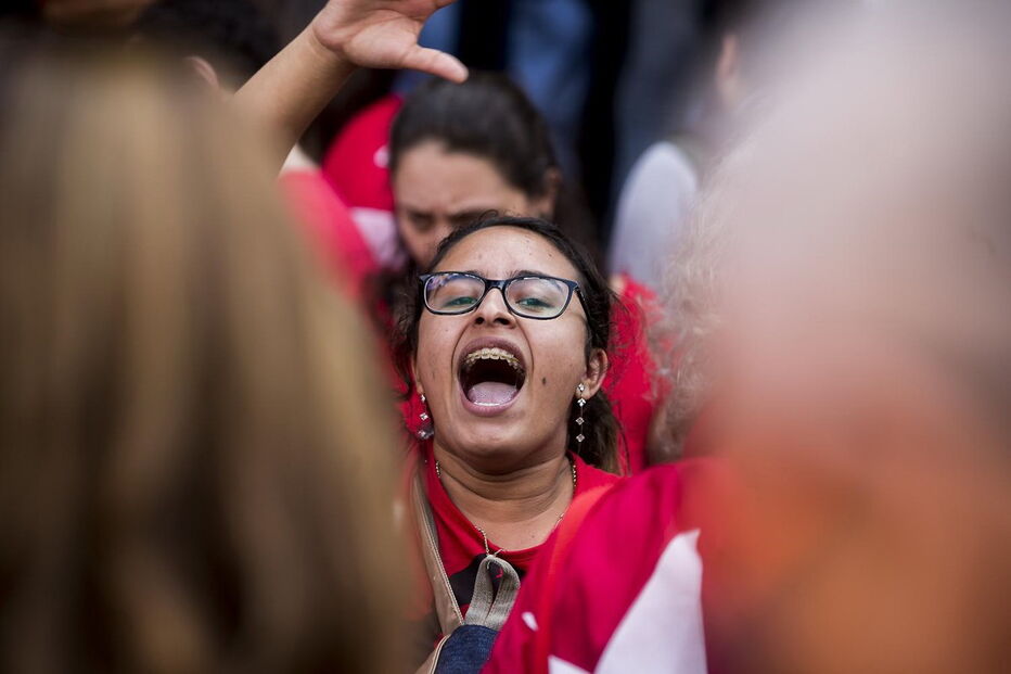 Lula da Silva contou com milhares de apoiantes antes de se entregar
