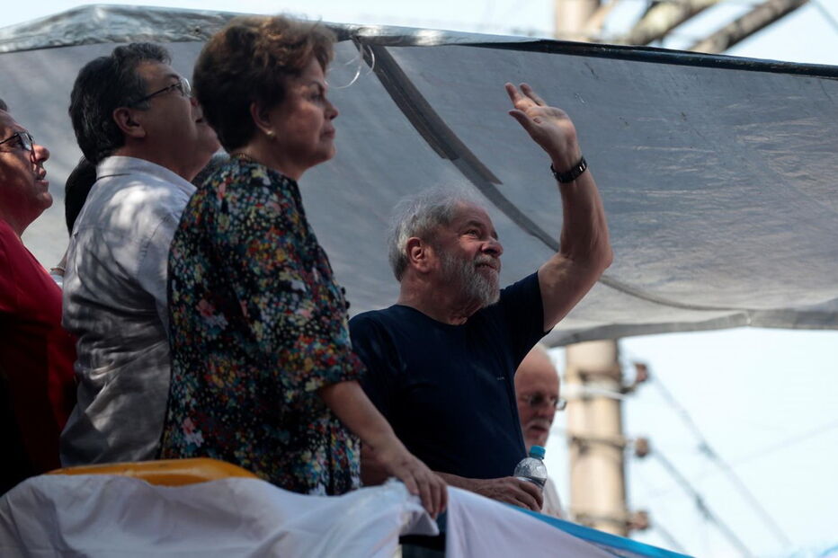 Lula da Silva contou com milhares de apoiantes antes de se entregar