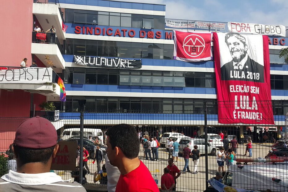Manifestantes impedem saída de Lula da Silva