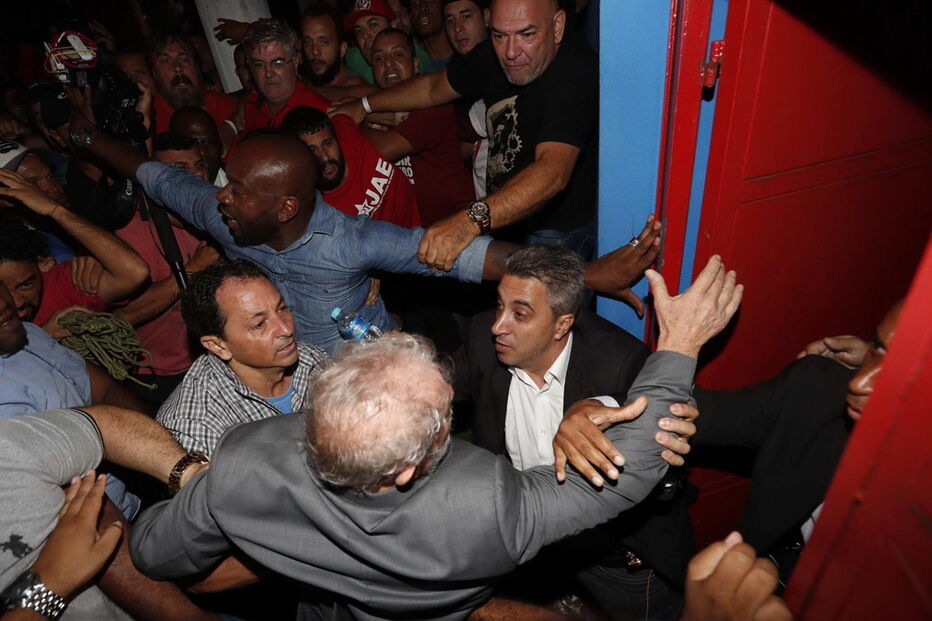  Manifestantes impedem saída de Lula da Silva