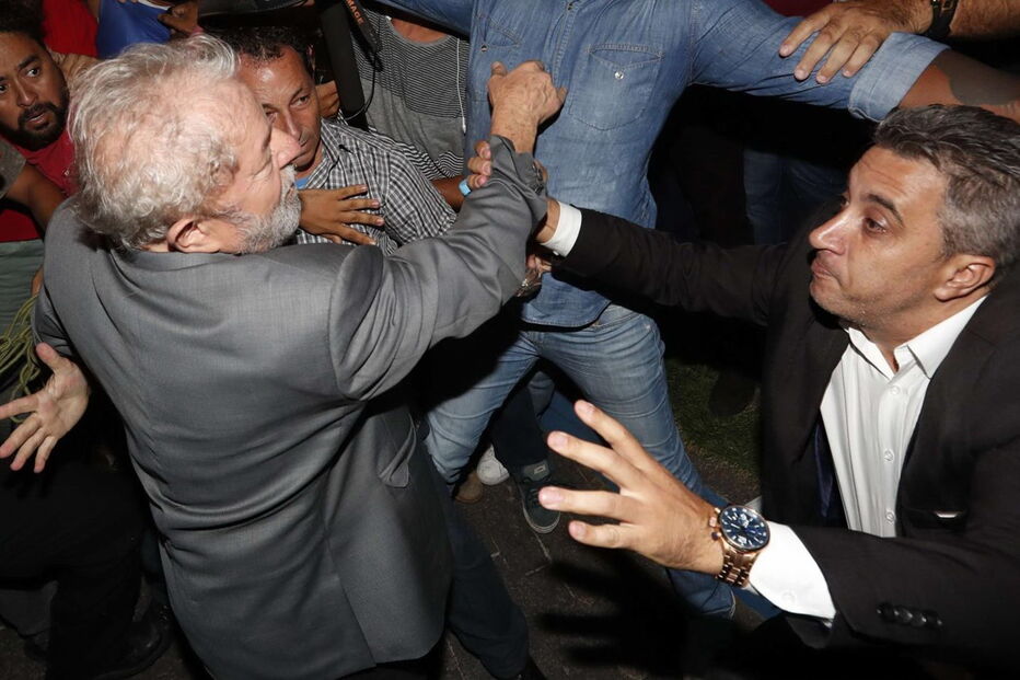  Manifestantes impedem saída de Lula da Silva