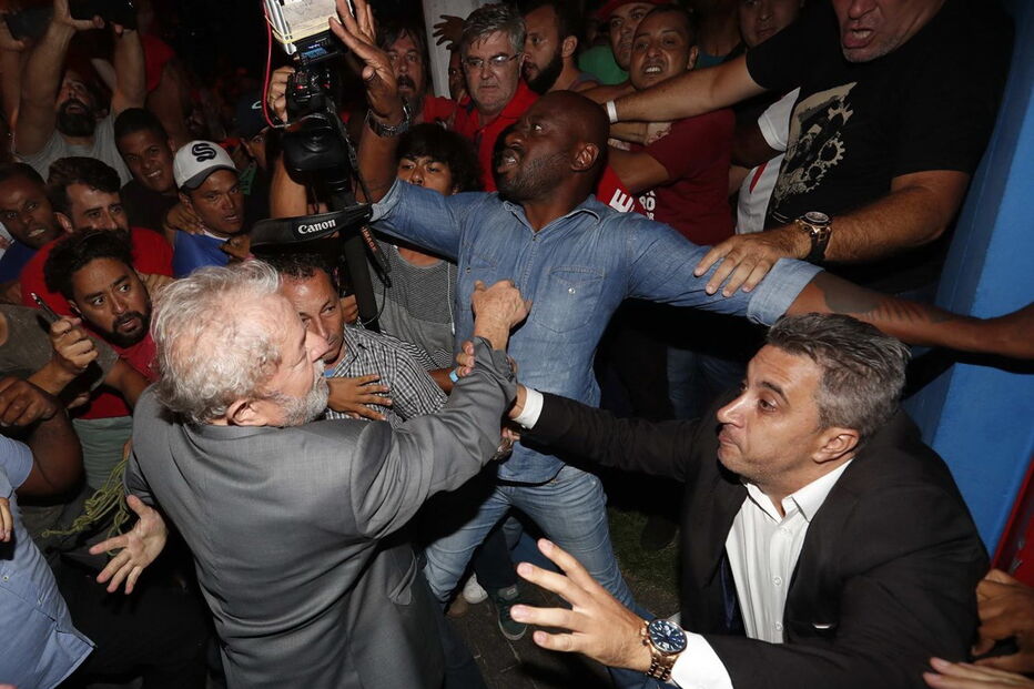  Manifestantes impedem saída de Lula da Silva