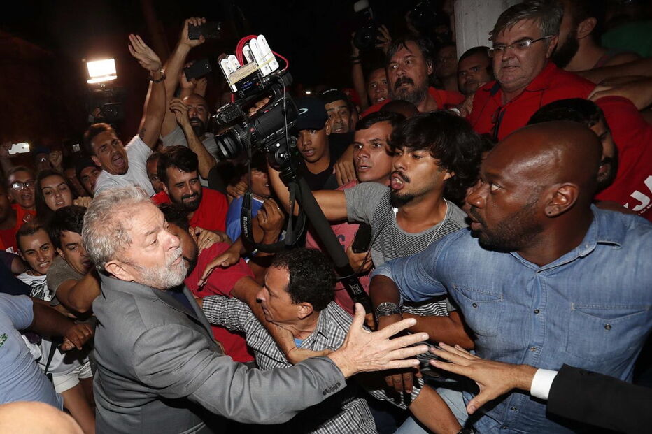  Manifestantes impedem saída de Lula da Silva