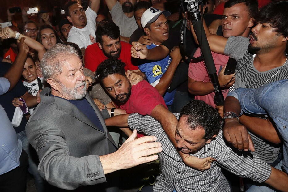  Manifestantes impedem saída de Lula da Silva