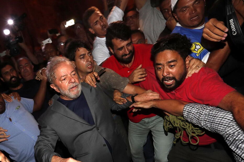  Manifestantes impedem saída de Lula da Silva