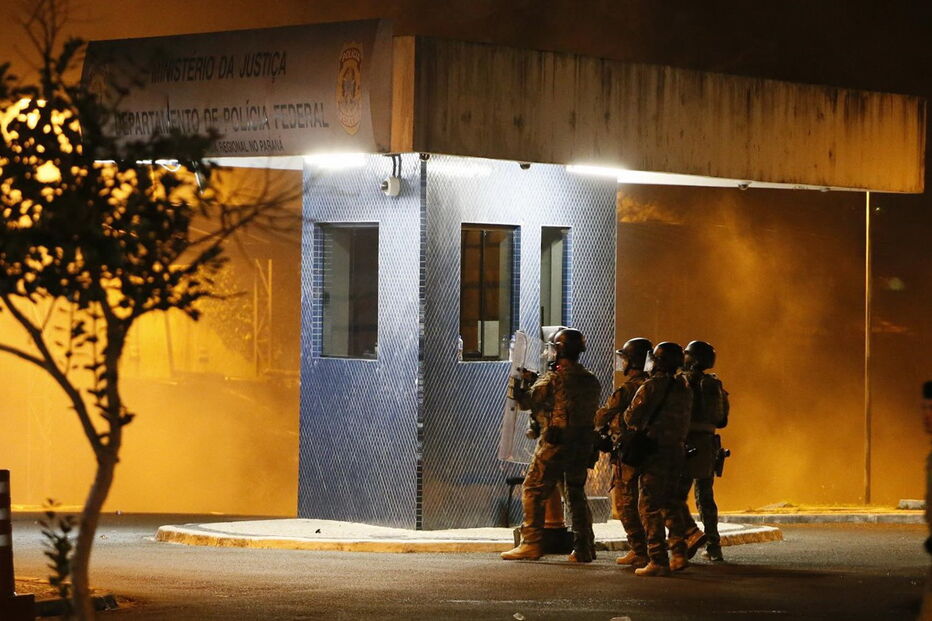 Chegada de Lula a Prisão de Curitiba marcada por tumultos